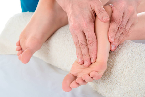 Doktor-ayak hastalıkları uzmanı muayene yapar ve masaj Pat - Fotoğraf, Görsel