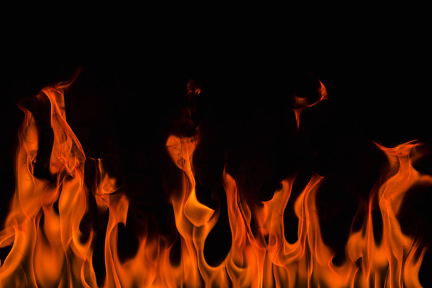 Brand vlammen op abstracte kunst zwarte achtergrond, Burning roodgloeiende vonken opkomst, vurige oranje gloeiende vliegende deeltjes - Foto, afbeelding