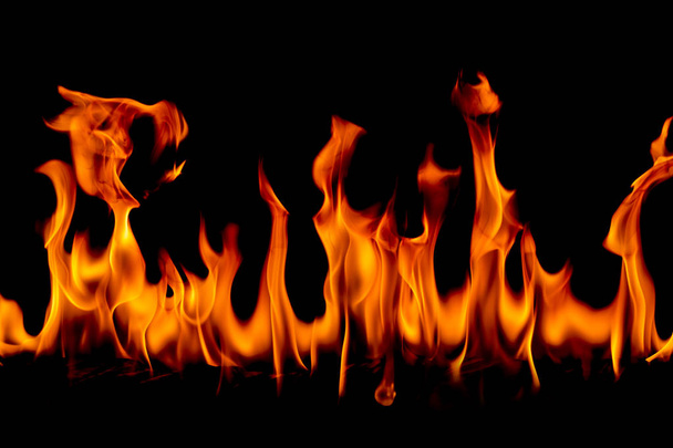 Φωτιά φλόγες στο αφηρημένης τέχνης μαύρο φόντο, καύση ζεστό κόκκινο σπινθήρες άνοδο, φλογερό πορτοκαλί λαμπερό σωματιδίων που φέρουν - Φωτογραφία, εικόνα