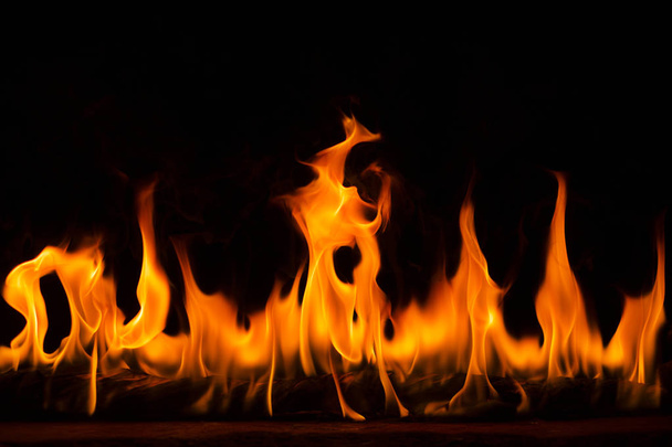 Las llamas de fuego en el fondo negro arte abstracto, ardientes chispas rojas calientes se elevan, ardiente naranja brillante partículas voladoras
 - Foto, imagen