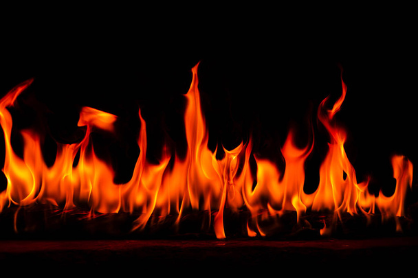 Płomienie ognia na czarne tło, Burning red hot iskry powstanie, Fiery pomarańczowy świecącego pływające cząstki - Zdjęcie, obraz
