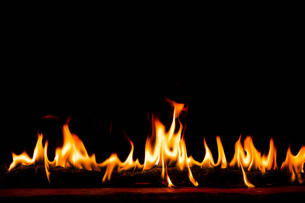 fiamme di fuoco su arte astratta sfondo nero, Burning rosso scintille calde sorgere, arancio ardente particelle volanti incandescenti
 - Foto, immagini