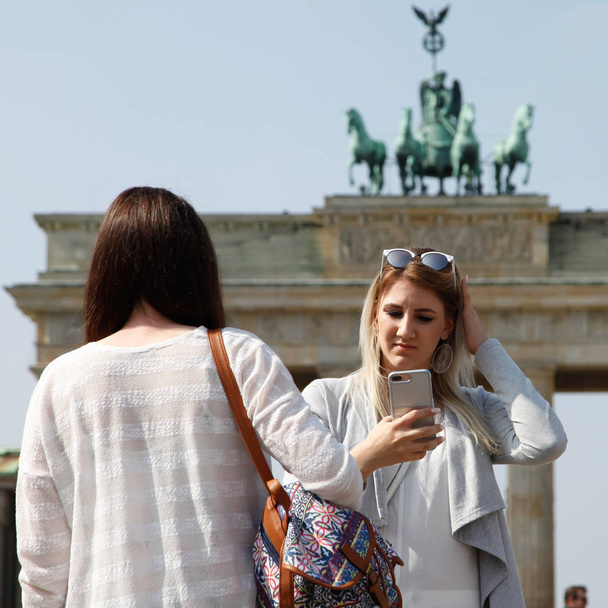 Touristen am brandenburger tor in berlin - Foto, Bild