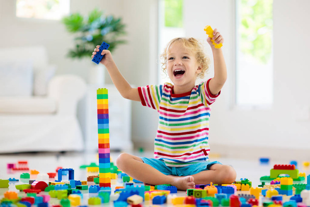 Kind spelen met blokken. Speelgoed voor kinderen. - Foto, afbeelding