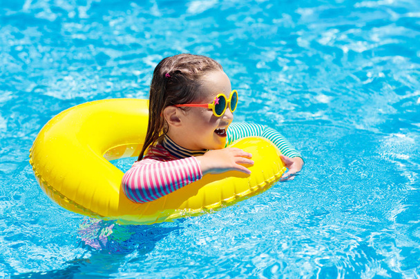 Child in swimming pool. Kids swim. Water play. - Foto, Imagem