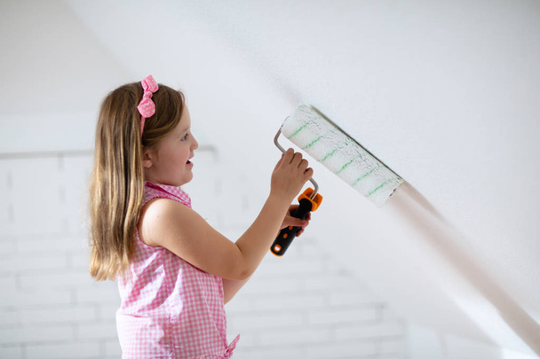 Niños pintando la pared del ático. Mejora del hogar
. - Foto, Imagen