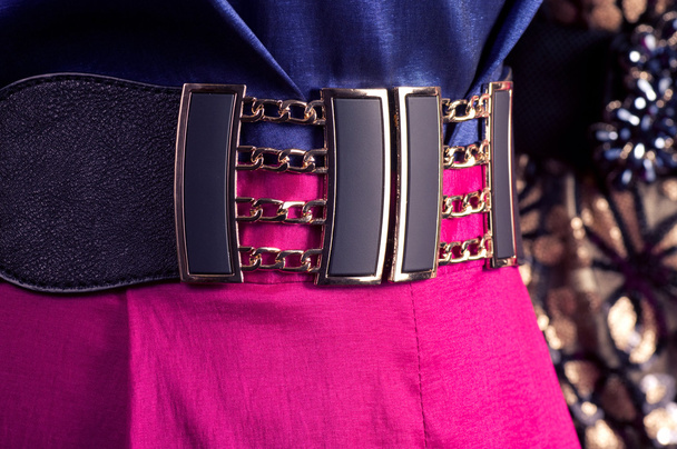 Moda hermoso cinturón y vestido en un maniquí
 - Foto, imagen