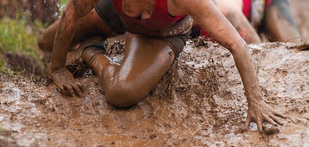 Muta rodun juoksijat juoksevat esteiden yli extreme sport
 - Valokuva, kuva