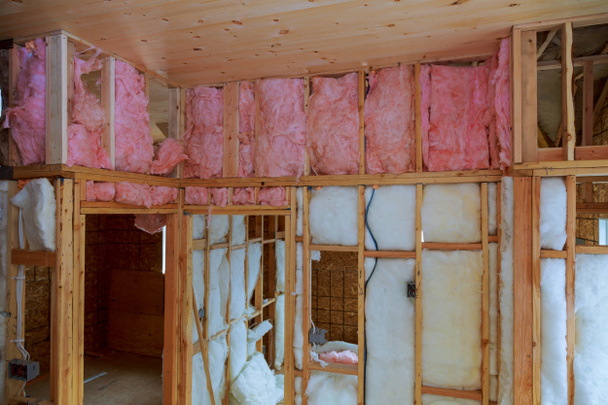 Isolamento térmico em uma nova casa com lã mineral, madeira para casa
 - Foto, Imagem