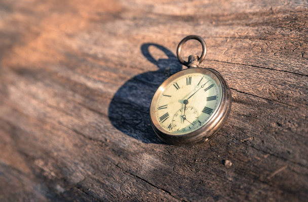 Zeit vergeht: Vintage-Uhr im Freien, Holz und Blätter; - Foto, Bild