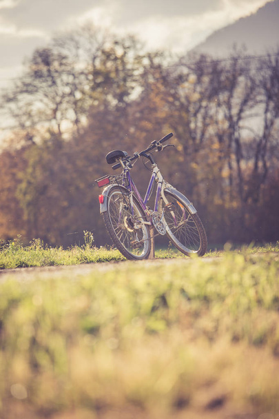 Vélo solitaire sur une prairie, à l'extérieur
 - Photo, image