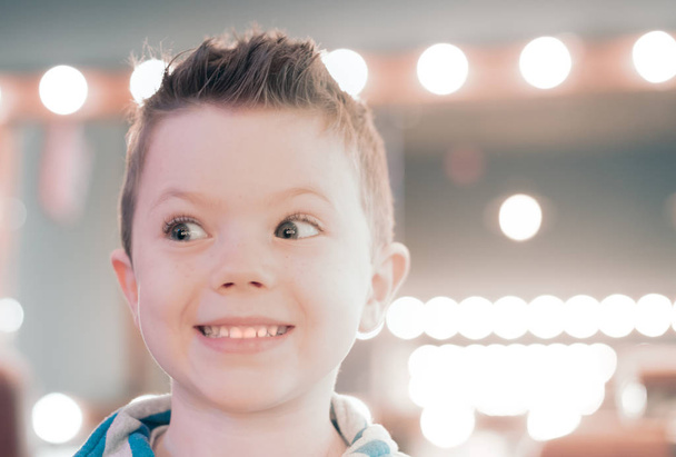 Pequeno menino caucasiano feliz está sorrindo após o corte de cabelo
 - Foto, Imagem