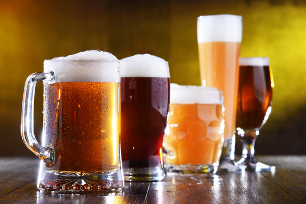 Композиция с пятью бокалами пива
 - Фото, изображение