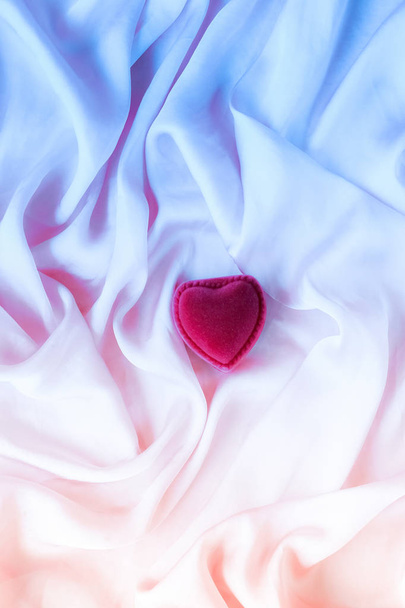 Σχήμα καρδιάς δώρου σε νέον μετάξι - Φωτογραφία, εικόνα
