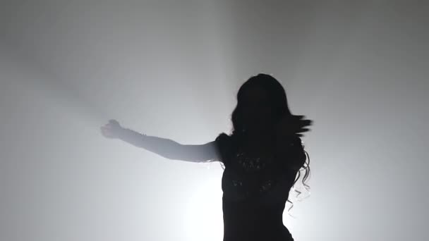 Lány táncol a ruha a füst háttérben. A sihouette. Lassított mozgás - Felvétel, videó