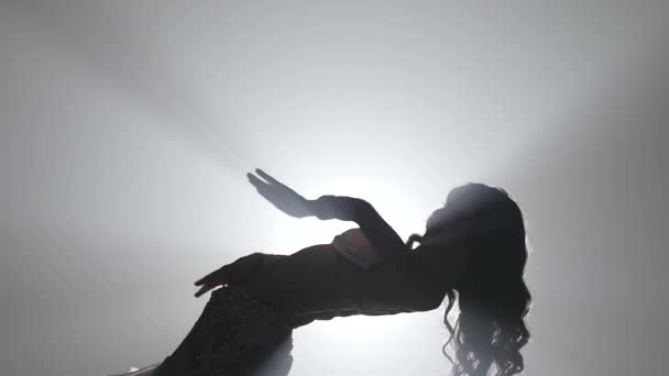Meisje beweegt haar semi naakt lichaam. Rook achtergrond. Sihouette - Video