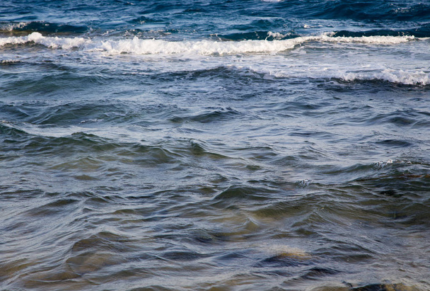 Olas en el océano. Hermosa fotografía de onda azul del mar de cerca. Vacaciones en la playa en el mar o el océano. Fondo para insertar imágenes y texto. Turismo, viajes
. - Foto, Imagen