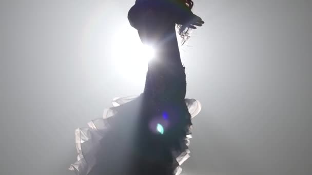 Bailarina del vientre árabe en vestido exótico bailando danza exótica. Fondo de humo. Movimiento lento
 - Metraje, vídeo