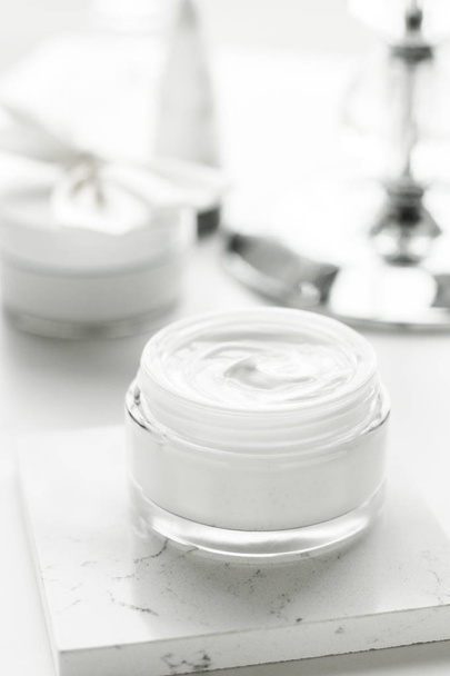 Luksusowych kosmetyków do pielęgnacji skóry w łazience - Zdjęcie, obraz
