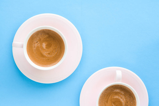 Горячий ароматный кофе на голубом фоне, плоский
 - Фото, изображение