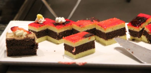 Comer pasteles decorados con piña, kiwi y uva. Rica selección de postres
 - Foto, imagen