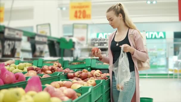 Girl shopping for groceries. - Filmati, video