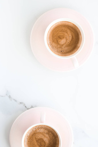 大理石、flatlay の熱い芳香族コーヒー - 写真・画像