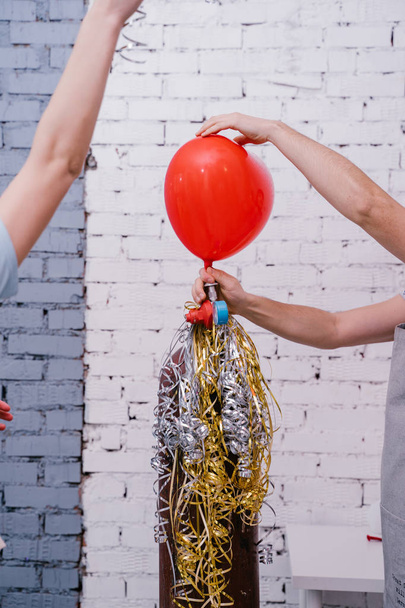 vrouw opblazen ballon op kinderen partij, close-up  - Foto, afbeelding