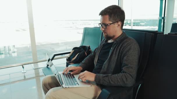 Male tourist with laptop in airport. - Footage, Video