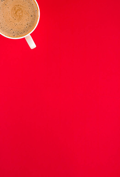 Warme aromatische koffie op rode achtergrond, flatlay - Foto, afbeelding