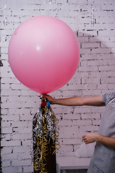 женщина надувает воздушный шар на детской вечеринке, крупным планом
  - Фото, изображение