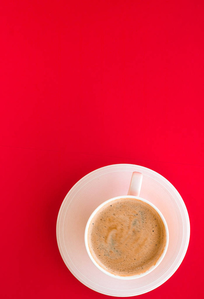 Kuuma aromaattinen kahvi punaisella pohjalla, flatlay
 - Valokuva, kuva
