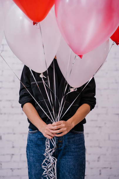 renkli balonlar tutan genç kadın, Doğum günü kavramı  - Fotoğraf, Görsel