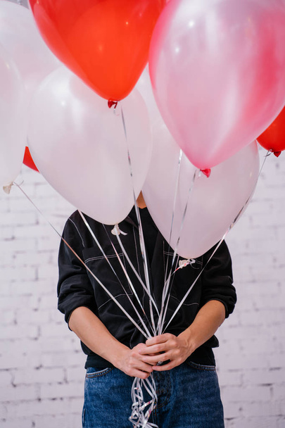νεαρή γυναίκα κρατώντας πολύχρωμα μπαλόνια, ιδέα γενεθλίων  - Φωτογραφία, εικόνα