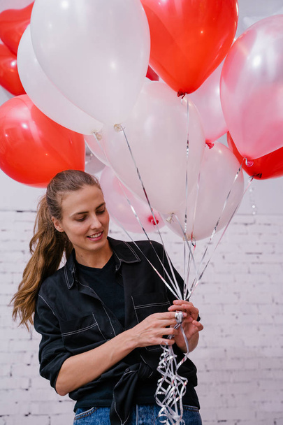Młoda kobieta trzyma kolorowe balony, koncepcja urodziny  - Zdjęcie, obraz