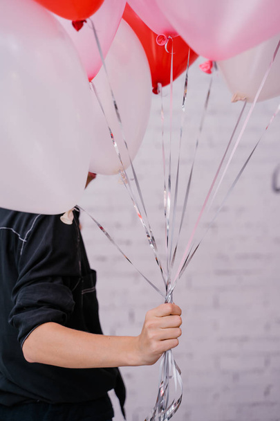 junge Frau mit bunten Luftballons, Geburtstagskonzept, Nahaufnahme   - Foto, Bild