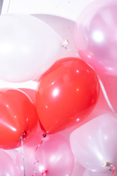 stos pięknych kolorowych balonów, koncepcja urodzin  - Zdjęcie, obraz