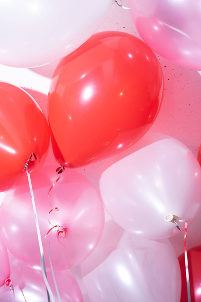 σωρός από όμορφα πολύχρωμα μπαλόνια, ιδέα γενεθλίων  - Φωτογραφία, εικόνα