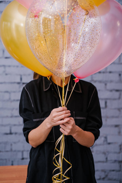 junge Frau mit bunten Luftballons, Geburtstagskonzept  - Foto, Bild