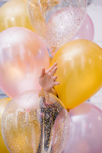 γυναίκα κρατώντας πολύχρωμα μπαλόνια, ιδέα γενεθλίων  - Φωτογραφία, εικόνα