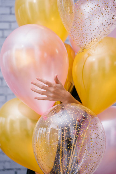 γυναίκα κρατώντας πολύχρωμα μπαλόνια, ιδέα γενεθλίων  - Φωτογραφία, εικόνα