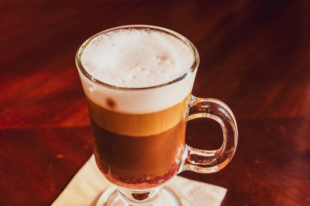 Latte in een restaurant, een koffiepauze - Foto, afbeelding