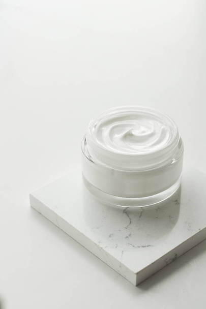 Pot de crème visage de luxe, produits cosmétiques hydratants
 - Photo, image
