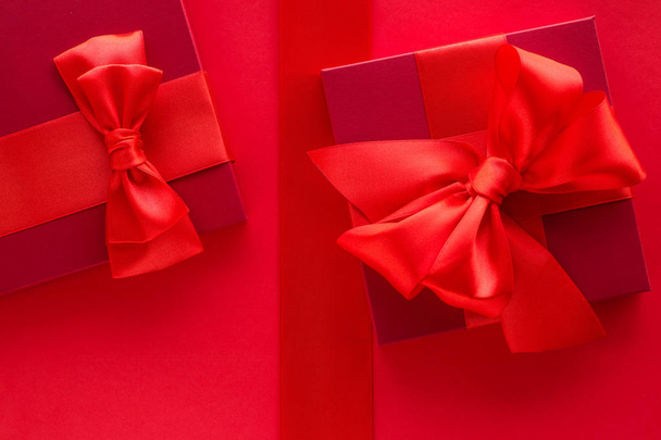 Розкішні святкові подарунки на червоному
 - Фото, зображення