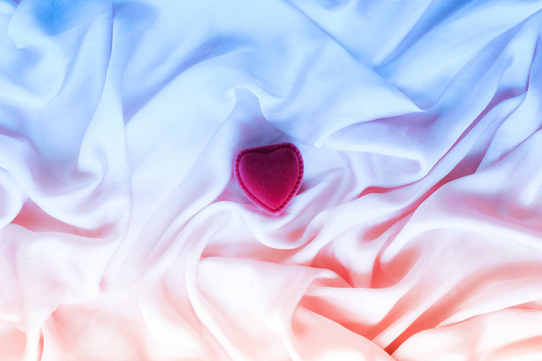Szív alakú díszdobozban, neon selyem - Fotó, kép