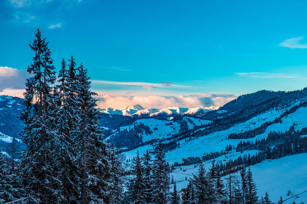 Puesta de sol de invierno en los Alpes italianos
 - Foto, imagen