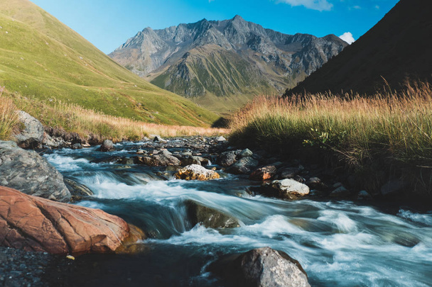 Las montañas arrojan el agua en el paisaje del Cáucaso, Georgia, Asia
 - Foto, imagen