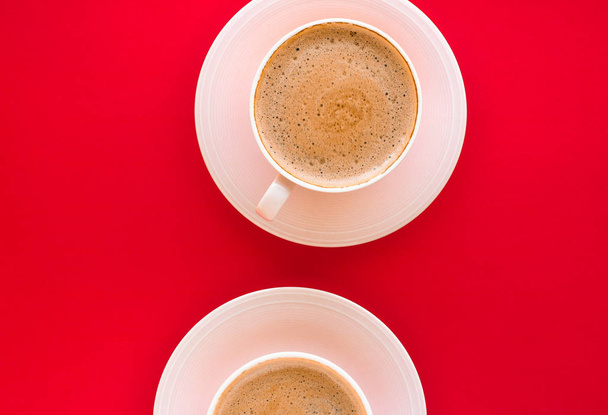 Forró illatos kávé, piros háttéren, flatlay - Fotó, kép