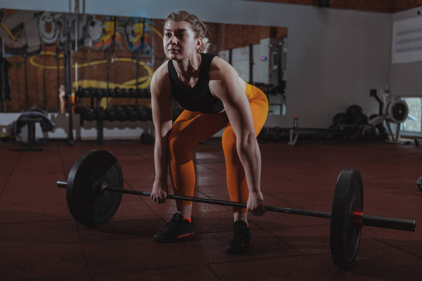 Nainen crossfit urheilija treenata
 - Valokuva, kuva