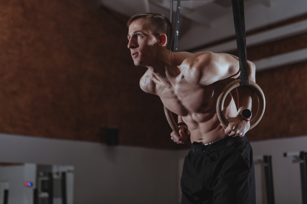 体操リングのワークアウト筋肉男性 crossfit 運動選手 - 写真・画像